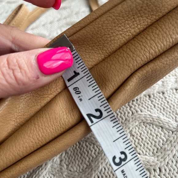 Kenneth Cole Reaction small crossbody Two Zippers plenty of Space! - Picture 5 of 14